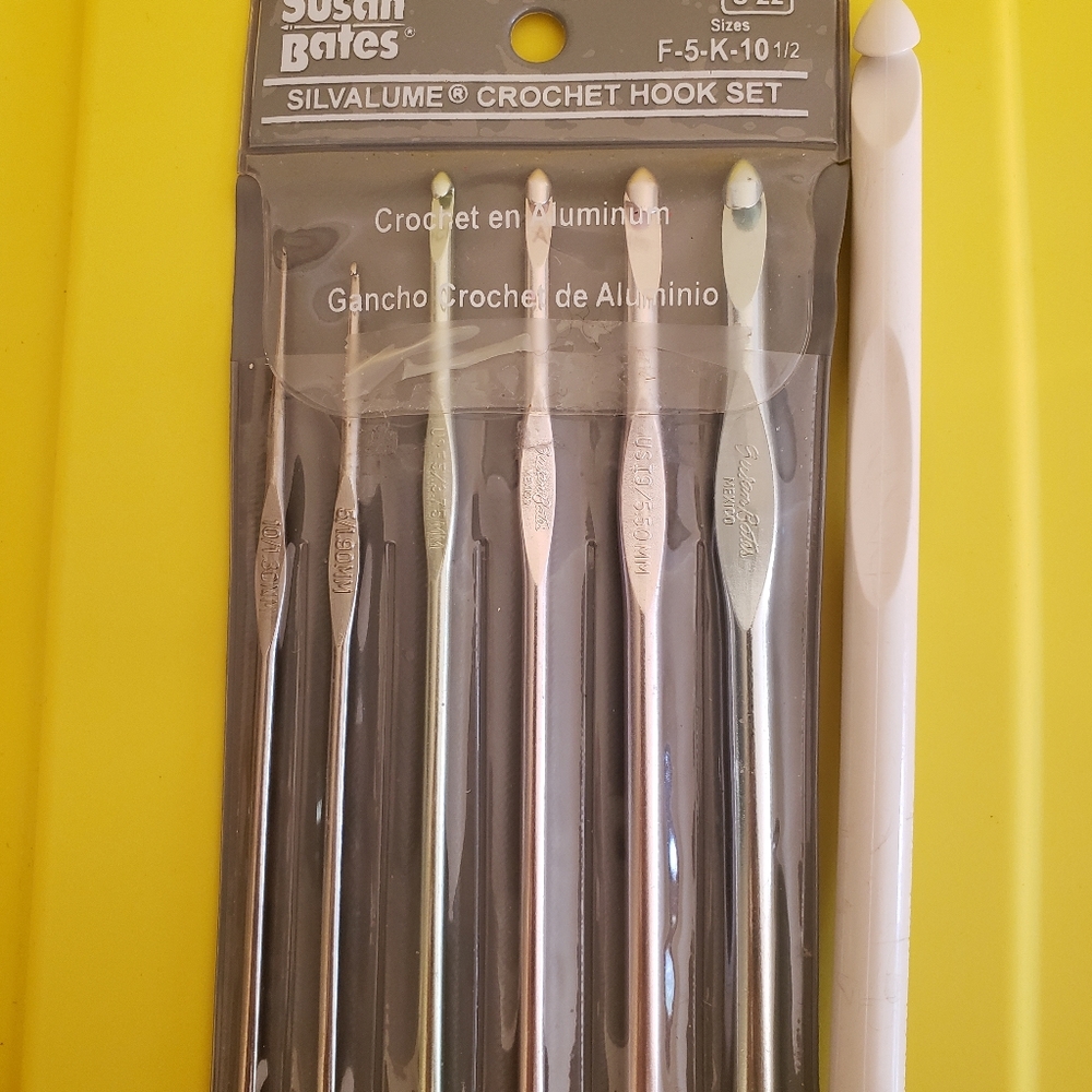 Crochet and Knitting Needle Set